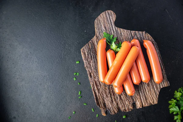Tavuklu sosis ya da hindi menüsü fotokopi masasında. Arka plandaki yiyecek kırsalında. en üstteki görünüm