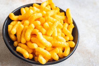 Mısır, pastırma aromalı Cheetos fast food atıştırmalıklarını fotokopi masasına yapıştırır. en üstteki görünüm