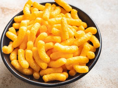 Mısır, pastırma aromalı Cheetos fast food atıştırmalıklarını fotokopi masasına yapıştırır. en üstteki görünüm