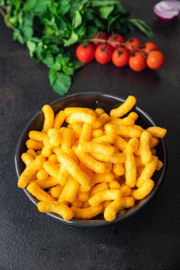 Mısır, pastırma aromalı Cheetos fast food atıştırmalıklarını fotokopi masasına yapıştırır. en üstteki görünüm