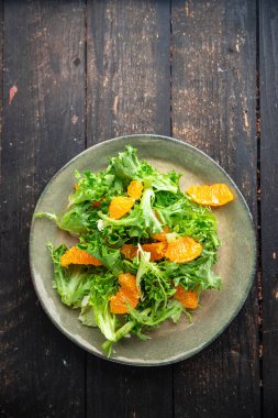 Salata portakallı fileto yeşil yapraklar roka, ıspanak, marul yemeği aperatifleri fotokopi masasında yer alan arka plan yiyecekleri keto veya paleo diyet vejetaryenlik veya vejetaryenlik karışımı.