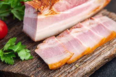 Taze domuz pastırması, domuz eti ve meze, fotokopi odası arka planı, sade yemek.