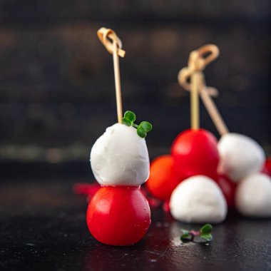 mozzarella ve vişneli domates kanap caprese salata büfesi yemek abur cuburu fotokopi masasının arka plan kırsalında. üst görünüm keto veya paleo diyeti
