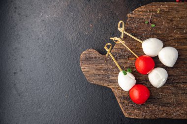 mozzarella ve vişneli domates kanap caprese salata büfesi yemek abur cuburu fotokopi masasının arka plan kırsalında. üst görünüm keto veya paleo diyeti
