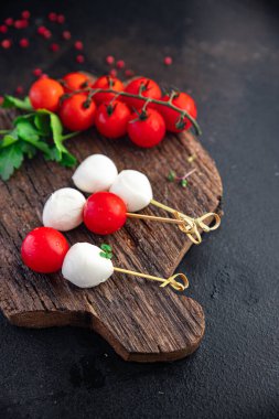mozzarella ve vişneli domates kanap caprese salata büfesi yemek abur cuburu fotokopi masasının arka plan kırsalında. üst görünüm keto veya paleo diyeti