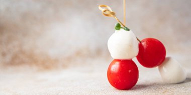 mozzarella ve vişneli domates kanap caprese salata büfesi yemek abur cuburu fotokopi masasının arka plan kırsalında. üst görünüm keto veya paleo diyeti