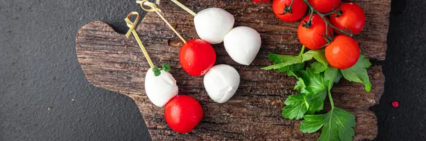 Mozzarella Cseresznye Paradicsom Canap Caprese Saláta Büfé Étkezés Snack Asztalon — Stock Fotó