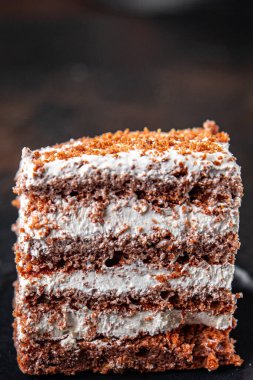 Çikolatalı kek vanilyalı kremalı bisküvi tatlı tatlı atıştırmalıklar masanın üzerinde fotokopi uzayı arka plan kırsal 