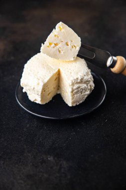 Brynza, arka plandaki uzay yiyeceklerinin fotokopi masasındaki peynirli çerez bölümünün başı. üst görünüm keto veya paleo diyeti