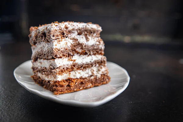 チョコレートケーキバニラクリームビスケット層デザート甘い食事スナックテーブルの上にコピースペースフードの背景素朴な — ストック写真