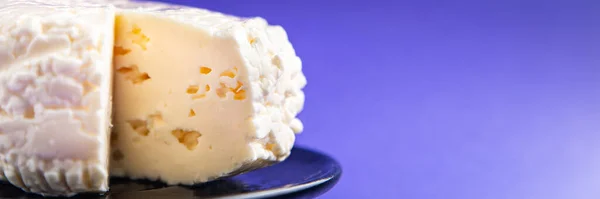 テーブルの上にあるチーズ ミール スナックのブリンザの頭は宇宙食の背景を素朴なものだ ケトやパレオダイエットのトップビュー — ストック写真