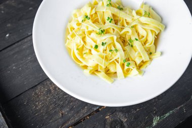Fettuccine ya da tagliatelle makarna makarnası. Masanın üzerinde yemek atıştırmalığı.