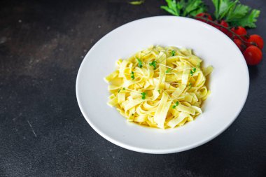 Fettuccine ya da tagliatelle makarna makarnası. Masanın üzerinde yemek atıştırmalığı.