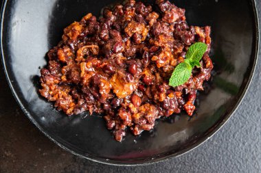 Kırmızı fasulyeli et ve sebzeli Gürcistan mutfağı lobisi yemek atıştırmalığı masanın üstünde, arka plandaki yiyeceklerin fotokopisini çekiyor. en üstteki görünüm