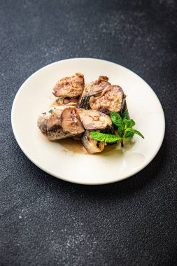 Masanın üzerinde konserve uskumru balığı yemeği fotokopisi uzay yemeği arka plan kırsal üst görüş keto ya da paleo diyeti pescetarian diyeti