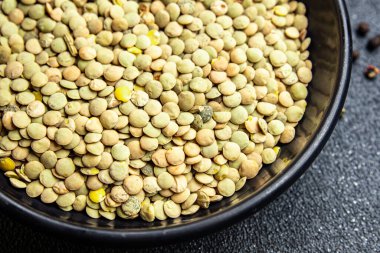 yeşil mercimek çiğ baklagiller sağlıklı yemek diyeti masanın üzerinde fotokopi uzayı arka plan kırsalında. Top view keto ya da paleo diyet vejetaryen ya da vejetaryen yemekleri