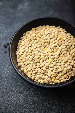 yeşil mercimek çiğ baklagiller sağlıklı yemek diyeti masanın üzerinde fotokopi uzayı arka plan kırsalında. Top view keto ya da paleo diyet vejetaryen ya da vejetaryen yemekleri