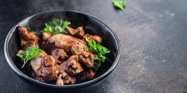 Kızarmış tavuk ciğeri. Atıştırmalık yemek. Fotokopi. 