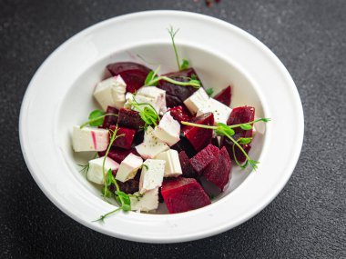 Pancar salatası ve peynir feta, pancar sağlıklı atıştırmalık diyeti masa başı yiyecek arka plan kırsalında. üst görünüm keto veya paleo diyeti