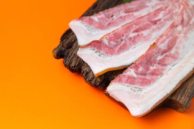 Domuz pastırması ince dilimlenmiş domuz eti dilimlenmiş sağlıklı beslenme diyeti abur cuburu masa fotokopisi arka plan kırsalında. en üstteki görünüm