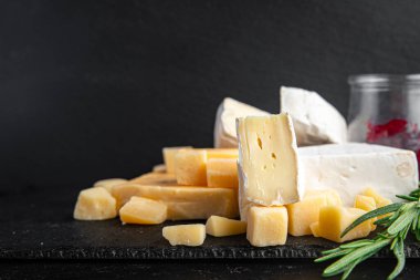 Peynir çeşitleri farklı tipte antipasto peyniri aperatif yemeği aperatifi masa üzerinde fotokopi alanı arka plan kırsal