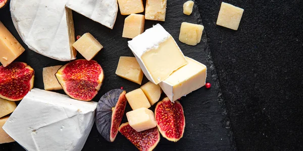チーズの盛り合わせ異なる種類のアンティパストチーズ食前酒テーブルの上のスナックコピースペースフード背景素朴な — ストック写真