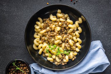 Mercimek makarna cavatappi fasülyesi ikinci tabakta sağlıklı beslenme diyeti atıştırmalığı fotokopi uzayı arka plan kırsalında. Keto ya da paleo diyeti vejetaryen ya da vejetaryen yemeği et yok.