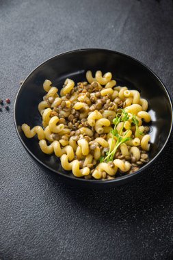 Mercimek makarna cavatappi fasülyesi ikinci tabakta sağlıklı beslenme diyeti atıştırmalığı fotokopi uzayı arka plan kırsalında. Keto ya da paleo diyeti vejetaryen ya da vejetaryen yemeği et yok.