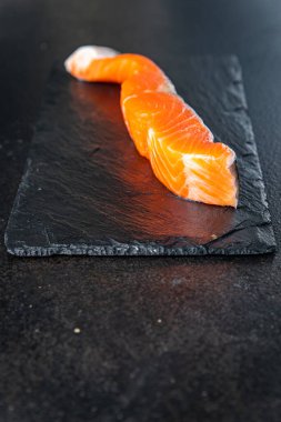 somon balığı dilimi çiğ yemek kırmızı dilim deniz ürünleri diyet atıştırmalık uzay yiyecek arka planı fotokopisi 