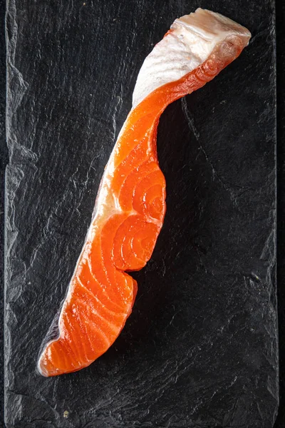鲑鱼片鱼片生食红片海鲜餐零食抄袭太空食物背景 — 图库照片
