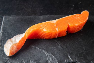 somon balığı dilimi çiğ yemek kırmızı dilim deniz ürünleri diyet atıştırmalık uzay yiyecek arka planı fotokopisi 