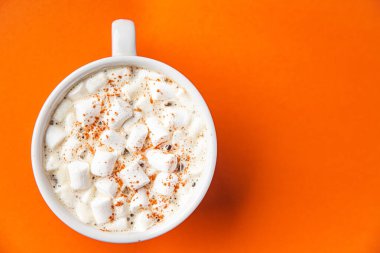 Sıcak kakaolu marşmelov ya da çikolatalı içecek kahve sıcak içecek abur cubur fotokopi mekanı arka plan kırsal 