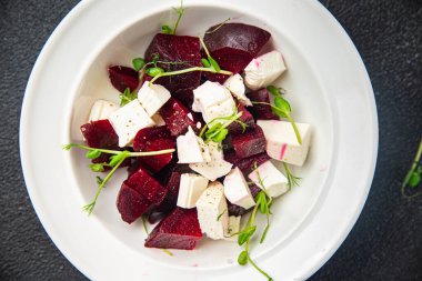 Fotokopi masasında pancar pancarı salatası sağlıklı vejetaryen diyeti atıştırmalığı var. en üstteki görünüm