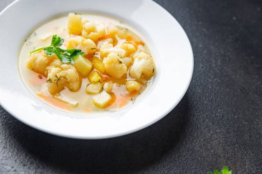 Karnabahar çorbası sebze çorbası sebze çorbası sağlıklı beslenme diyeti abur cuburu fotokopi masasında, arka plan kırsalında. Vejetaryen vejetaryen ya da vejetaryen et yok.