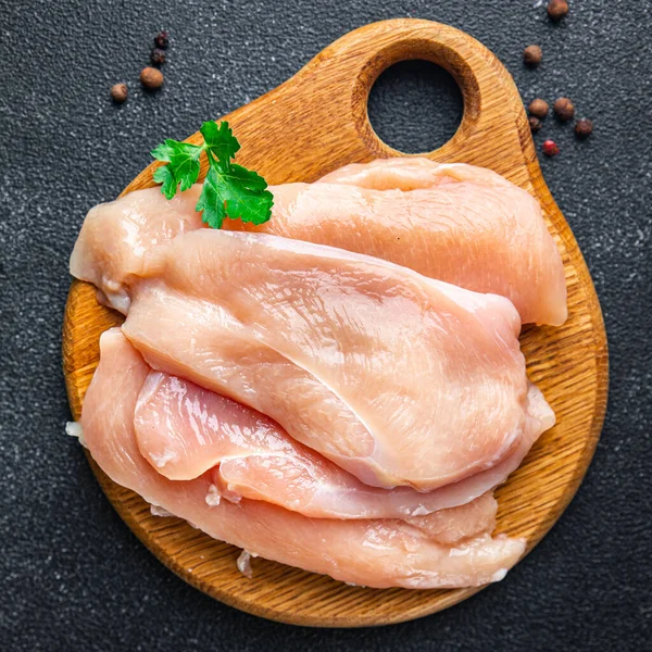Çiğ tavuk göğsü, kümes hayvanlarını dilimliyor. Sağlıklı beslenme diyeti abur cuburu masa fotokopisi uzayı arka plan kırsalında. üst görünüm keto veya paleo diyeti