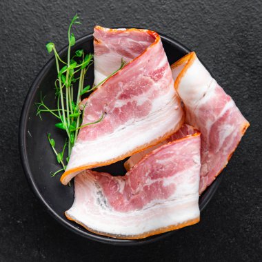 Domuz pastırması ince dilimlenmiş domuz yağı dilimlenmiş sağlıklı beslenme diyeti masada fotokopi uzayı arka plan kırsal