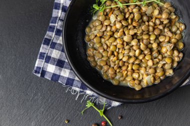 Mercimek pişirilmiş yeşil sağlıklı beslenme diyeti aperatifi fotokopi uzayı yemek arka planı rustik vegan veya vejetaryen yiyecekler 