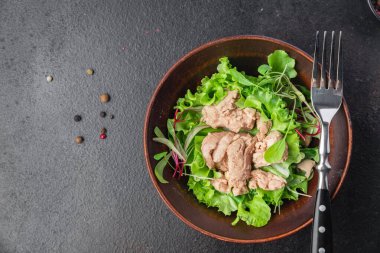 Morina ciğeri salatası taze deniz ürünleri. Sağlıklı beslenme diyeti atıştırmalığı. Fotokopi masasında.