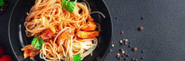 Makarna spagetti soslu tavuk eti ya da hindi sağlıklı beslenme diyeti atıştırmalığı. en üstteki görünüm