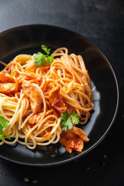 Makarna spagetti soslu tavuk eti ya da hindi sağlıklı beslenme diyeti atıştırmalığı. en üstteki görünüm