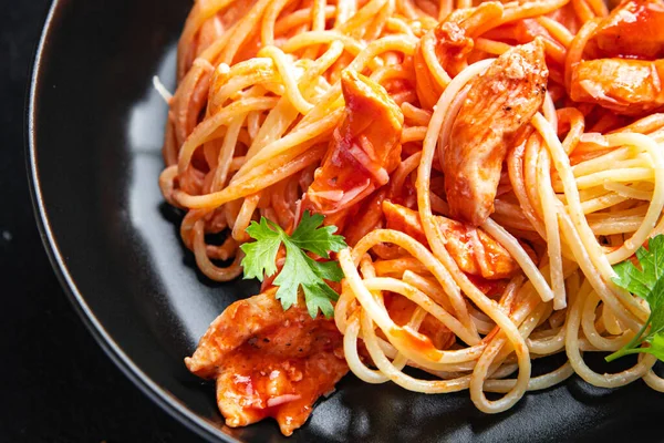 Makarna Spagetti Soslu Tavuk Eti Hindi Sağlıklı Beslenme Diyeti Atıştırmalığı — Stok fotoğraf