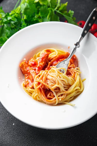 パスタスパゲティトマトソースチキン肉や七面鳥の健康的な食事食のスナックテーブルの上にコピースペースの食品の背景素朴な トップビュー — ストック写真