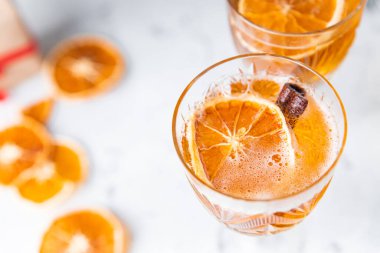 Noel kokteyli sıcak şarap, baharatlı içki yeni yıl zencefilli tarçınlı vanilyalı zencefilli tarçınlı tatlı tatlı tatlı fotokopi uzayı arka plan kırsal. en üstteki görünüm