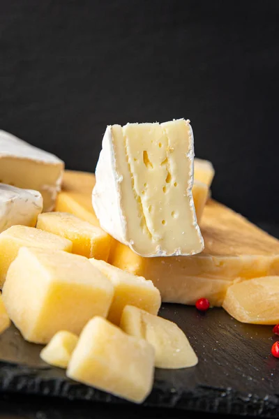 Sýrové Talíře Různé Druhy Sýra Brie Camembert Parmezán Čedar Další — Stock fotografie