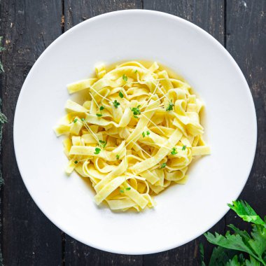 Fettuccine makarna ya da Tagliatelle kremalı parmesan soslu sağlıklı beslenme diyeti atıştırmalığı masa fotokopisi arka plan kırsalında. en üstteki görünüm