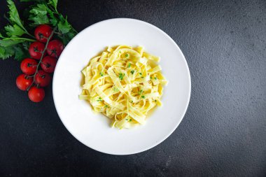 Fettuccine makarna ya da Tagliatelle kremalı parmesan soslu sağlıklı beslenme diyeti atıştırmalığı masa fotokopisi arka plan kırsalında. en üstteki görünüm