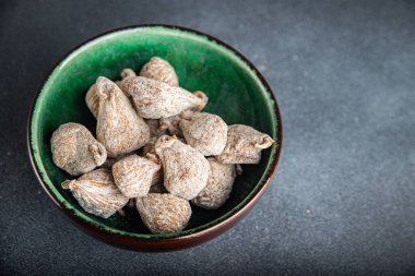 Kurutulmuş incir doğal tatlı tatlı tatlı yemek diyet aperatifi masada fotokopi uzayı arka plan kırsal