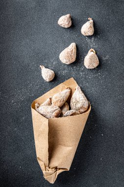Kurutulmuş incir doğal tatlı tatlı tatlı yemek diyet aperatifi masada fotokopi uzayı arka plan kırsal