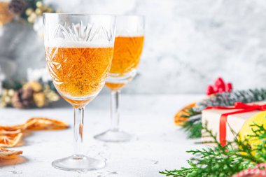Bir bardak şampanya, köpüklü şarap, noel partisi, sıcak şarap, alkollü şarap, yeni yıl baharatları tatlı tatlı tatlı tatlı, fotokopi çekilen uzay yemekleri kırsal. en üstteki görünüm