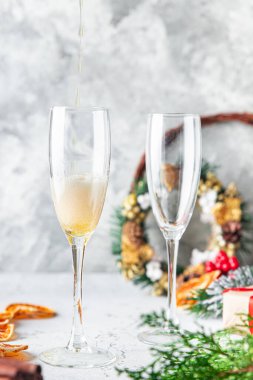 Bir bardak şampanya, köpüklü şarap, noel partisi, sıcak şarap, alkollü şarap, yeni yıl baharatları tatlı tatlı tatlı tatlı, fotokopi çekilen uzay yemekleri kırsal. en üstteki görünüm